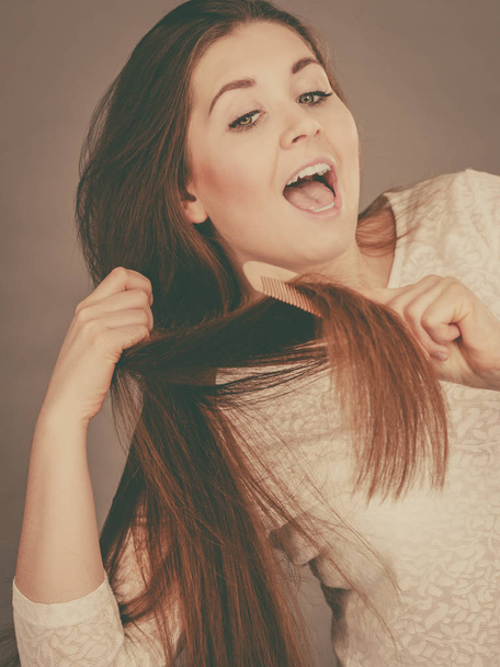 Happy woman brushing her hair - Valokuva, kuva
