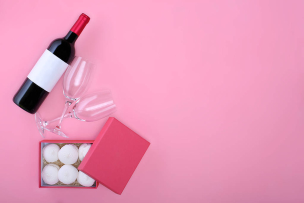 Botella de vino tinto con dos copas de vino y caja de regalo
 - Foto, imagen
