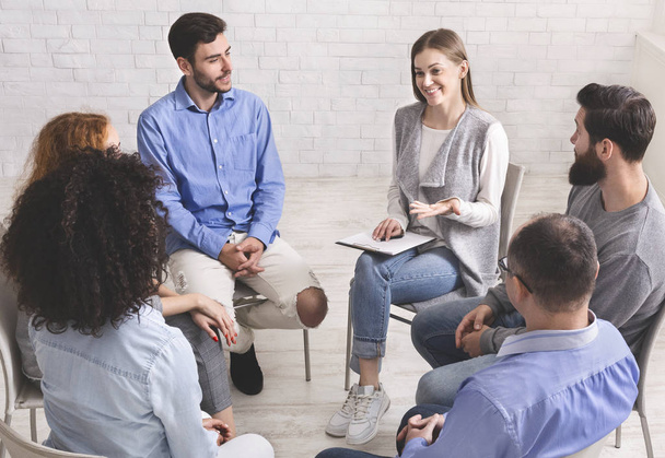 Psychotherapeut in gesprek met patiënten van de praatgroep - Foto, afbeelding