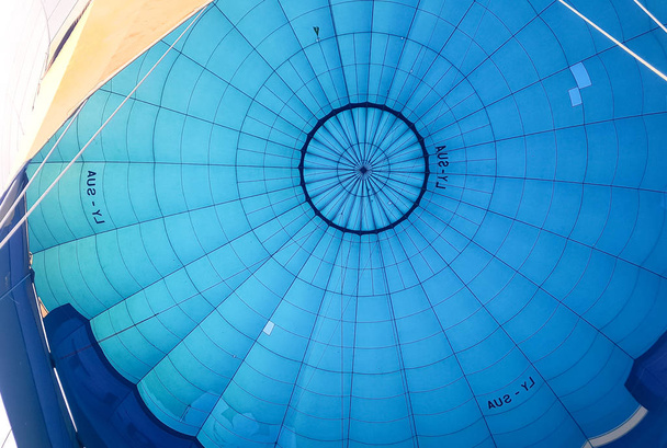 Warme luchtballon van binnenuit. Ballon stof. Vlak voor de vlucht.  - Foto, afbeelding