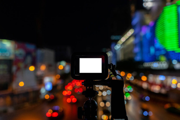 Makieta kamery akcji z oświetleniem w tle w nocy - Zdjęcie, obraz