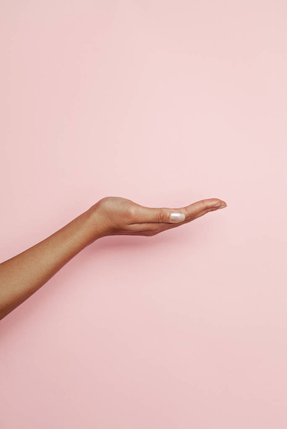 Άδειο χέρι γυναίκας σε ροζ φόντο. Γυναικείο χέρι - Φωτογραφία, εικόνα