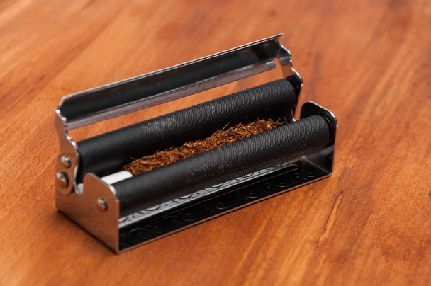 Ručně válcovaný tabák s filtrem ve stroji - Fotografie, Obrázek