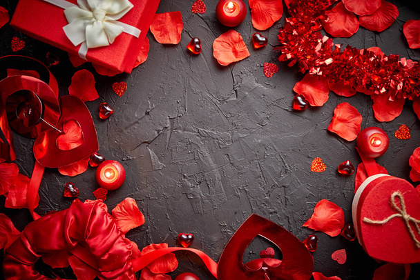 Красные лепестки роз, свечи, аксессуары для свиданий, коробки подарков, сердца, блёстки
 - Фото, изображение