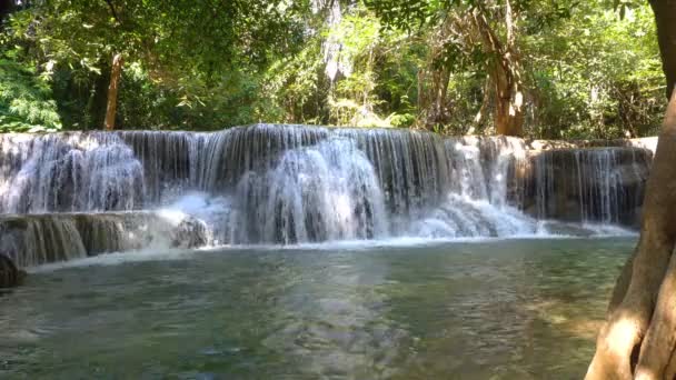 Waterval in diep bos bij Huay Mae Kamin Waterval De prachtige en beroemde in Khuean Srinagarindra National Park Kanchanaburi provincie, Thailand. - Video