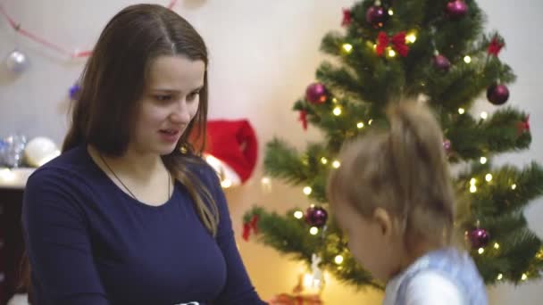 Two children grope listen and kiss the belly of a pregnant mother - Záběry, video
