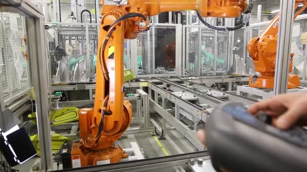 Man programmeren robot in auto-industrie, professionele programmeur, industrie concept - Video