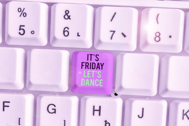 Pisanie liściku z "It s is Friday Let s is Dance". Koncepcja biznesowa dla świętowania rozpoczęcia weekendu Go party Disco Music - Zdjęcie, obraz
