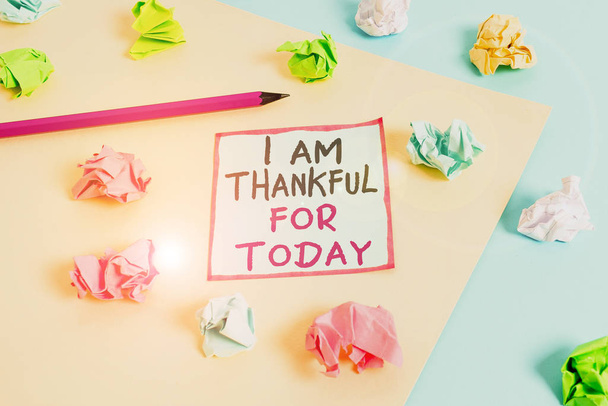 Üzenetet írok, amiért ma hálás vagyok. Business photo showcasing Grateful about living one more day Filozófia Színes gyűrött papírok üres emlékeztető kék sárga háttér ruhaszárító - Fotó, kép