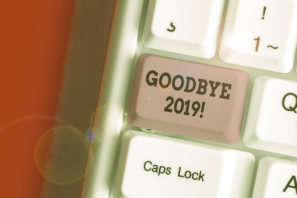 A búcsú 2019-et bemutató írásbeli feljegyzés. Üzleti koncepció a búcsú vagy a tavalyi év végi jó kívánságok kifejezésére - Fotó, kép