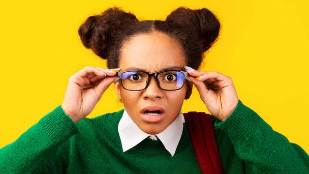 Összezavarodott fekete lány nyitott szájjal megható szemüveg - Fotó, kép