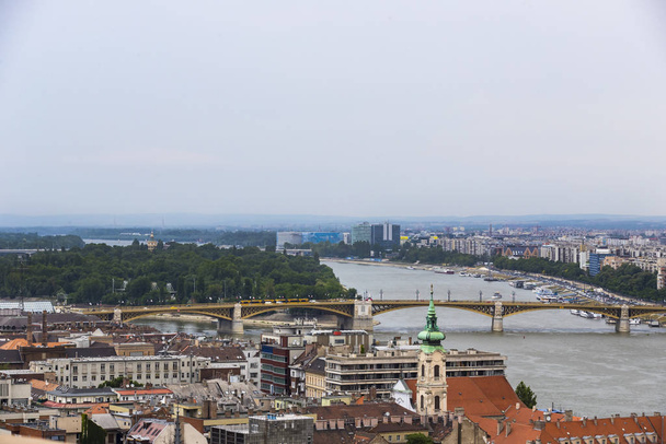 Budapeşte, Macaristan. 23 Haziran 2017: Tuna Nehri kıyısında Budapeşte Panoraması  - Fotoğraf, Görsel