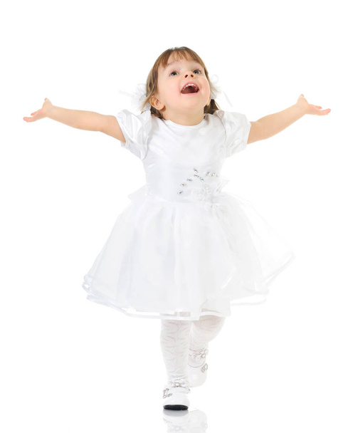 Happy little girl posing in white dress - Foto, Bild