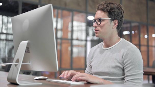 Амбициозный молодой человек, работающий на компьютере
 - Фото, изображение