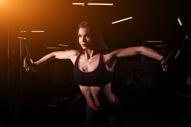 Strong Sporty girl in gym doing exercises - Foto, Imagem