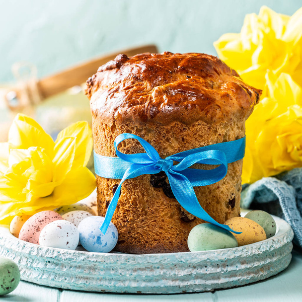 Velikonoční ortodoxní sladký chléb, kulich a barevná křepelčí vejce - Fotografie, Obrázek