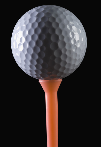 Close-up of a golf ball on a tee - Foto, imagen