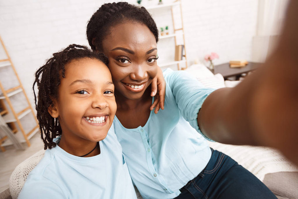 Happy afro moeder en dochter doen selfie - Foto, afbeelding