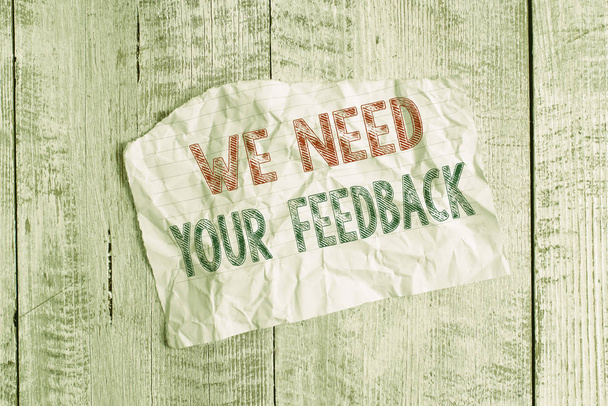 Μήνυμα που δείχνει ότι χρειαζόμαστε τα σχόλιά σας. Business photo showcasing Δώστε μας τις σκέψεις κριτική σας σχόλια τι να βελτιώσει τσαλακωμένο σχισμένο χαρτί μισοσπασμένο τοποθετείται πάνω από το κλασικό ξύλινο υπόβαθρο - Φωτογραφία, εικόνα