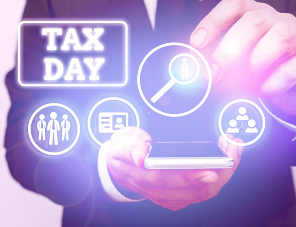 Textovka ukazující daňový den. Obchodní fotografie zobrazující kolokviální termín pro čas, kdy se individuální daň z příjmu - Fotografie, Obrázek