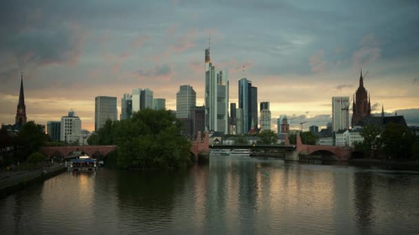 Scénický západ slunce obloha nad Frankfurtem nad Mohanem v Německu. - Záběry, video