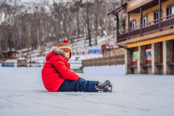 Boy ice skating for the first time - 写真・画像