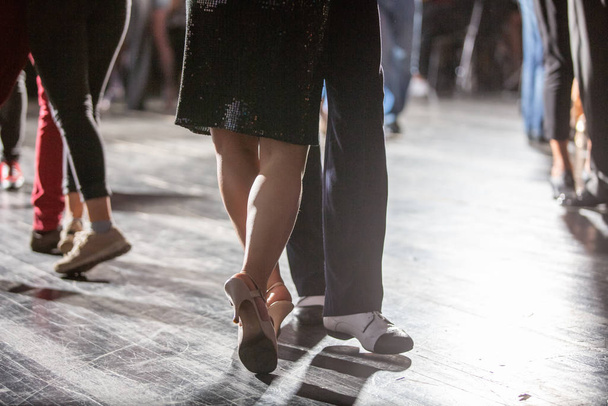 Τα πόδια των ερασιτεχνών χορευτών στο κλαμπ στο παλιό πάτωμα - Φωτογραφία, εικόνα