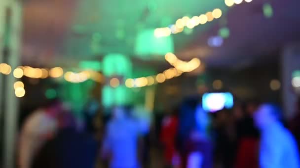 Espectáculo de fiesta borrosa con multitud bailando en frente
 - Metraje, vídeo