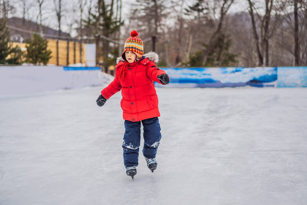 Niño patinaje sobre hielo por primera vez
 - Foto, imagen