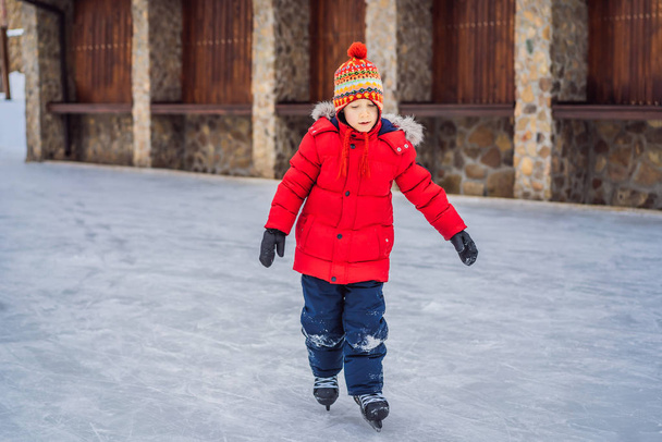 Boy ice skating for the first time - Valokuva, kuva