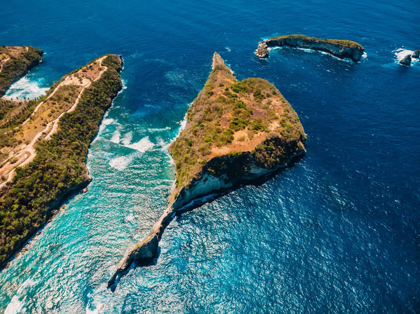 Praia do paraíso com oceano e ilha em Nusa Penida. Vista aérea
 - Foto, Imagem