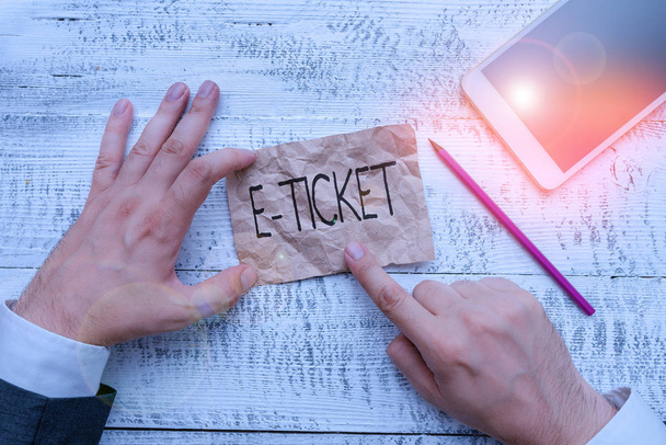 Υπογραφή κειμένου που δείχνει το E Ticket. Business photo showcasing Ψηφιακό εισιτήριο που είναι τόσο έγκυρο όσο ένα χάρτινο εισιτήριο ή ισοδύναμο χαρτί σημειώσεων χειρός κοντά σε εξοπλισμό γραφής και σύγχρονη συσκευή smartphone - Φωτογραφία, εικόνα