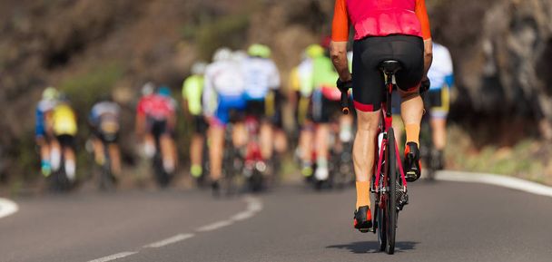 Fietswedstrijd fietser atleten rijden een race op hoge snelheid, detail op tandwielen en voeten - Foto, afbeelding