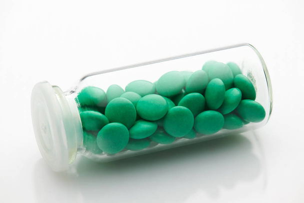 Estratto di radice di motherwort, pillole a base di erbe, compresse in una bottiglia di vetro. Medicinale per sedazione, erbe naturali per rilassare il sistema nervoso. Assistenza sanitaria e buon sonno
. - Foto, immagini