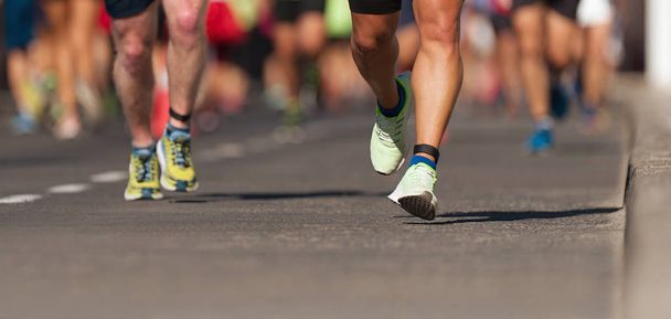  Гонка марафона, ноги людей на городской дороге - Фото, изображение