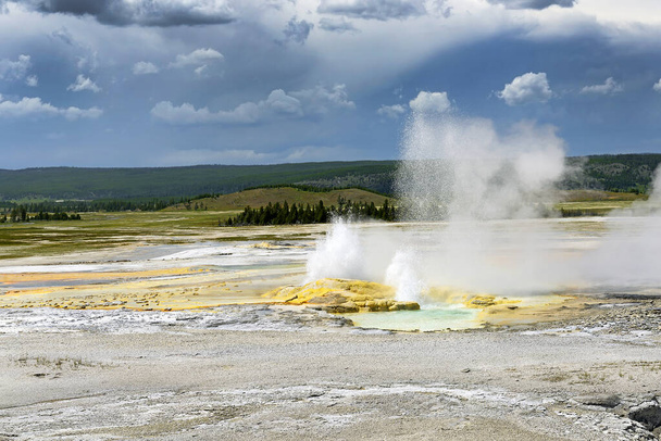 Fontanna Garnki - malownicze krajobrazy aktywności geotermalnej Parku Narodowego Yellowstone, Usa, Unesco Światowego Dziedzictwa UNESCO - Zdjęcie, obraz