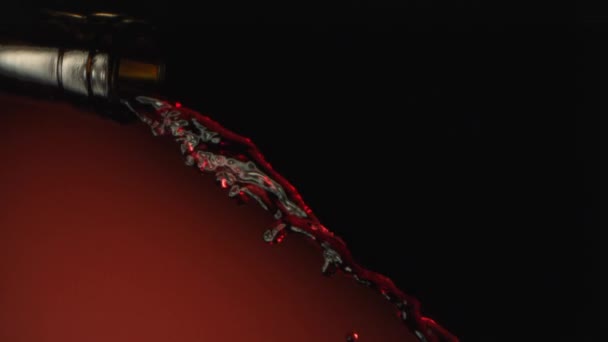 Kırmızı Şarap Terracotta 'da Yüksek Hızda Bir Şişe Boynundan Dökülüyor - Video, Çekim