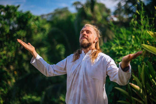 Hombre practica Yoga práctica y meditación al aire libre - Foto, Imagen