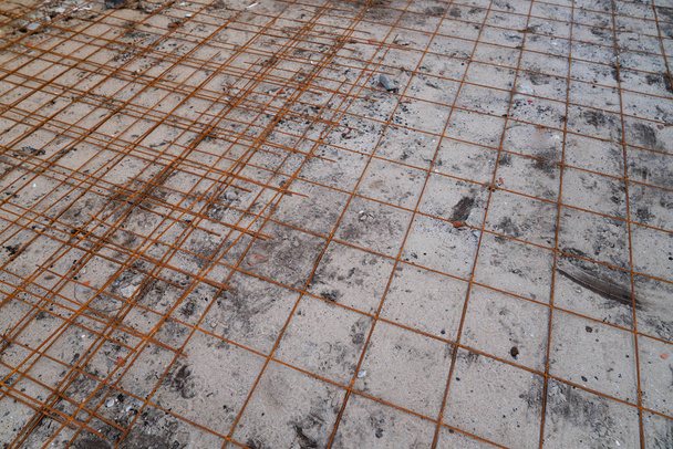 proceso de construcción del piso de la casa de losas huecas del núcleo hechas de hormigón con piedra triturada y un cable de hierro materias primas
 - Foto, imagen
