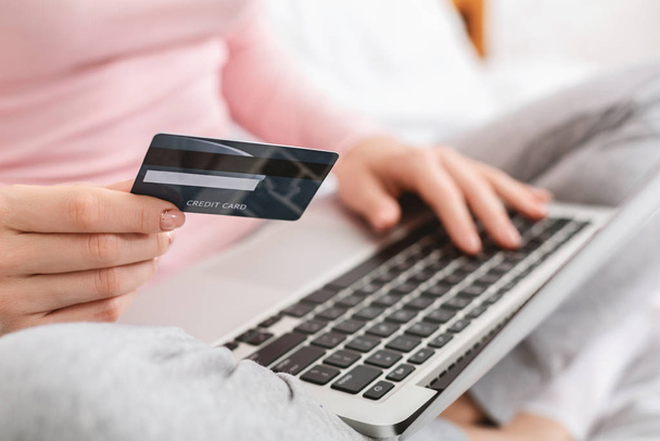 Mulher verificando seu saldo de cartão bancário no laptop
 - Foto, Imagem