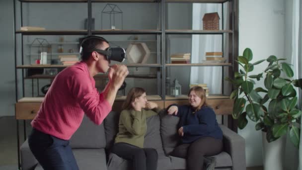 Excited man testing virtaul reality headset indoors - Filmagem, Vídeo