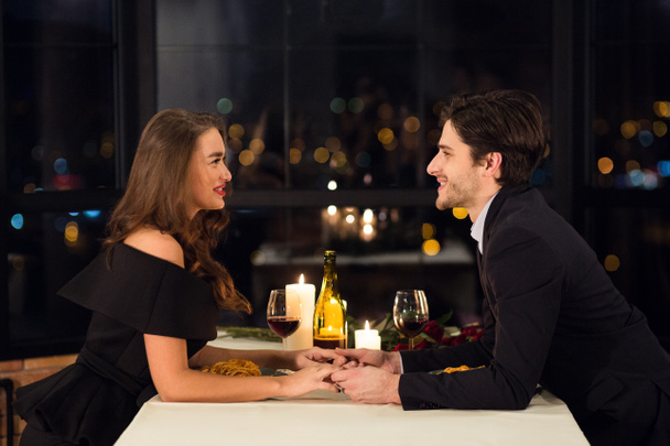 Beau jeune couple dînant dans un restaurant de luxe
 - Photo, image
