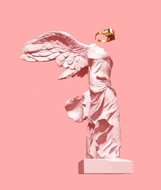 3d μοντέλο της φτερωτής νίκης και χρυσά Vr γυαλιά σε ροζ φόντο. Έννοια τέχνης. - Φωτογραφία, εικόνα