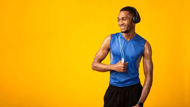 Deportista negro con cuerda de salto escuchando música
 - Foto, Imagen