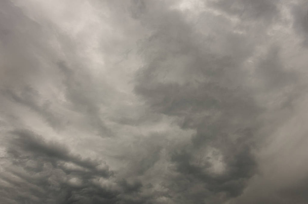abstraktní pozadí tmavé bouřlivé oblohy - Fotografie, Obrázek