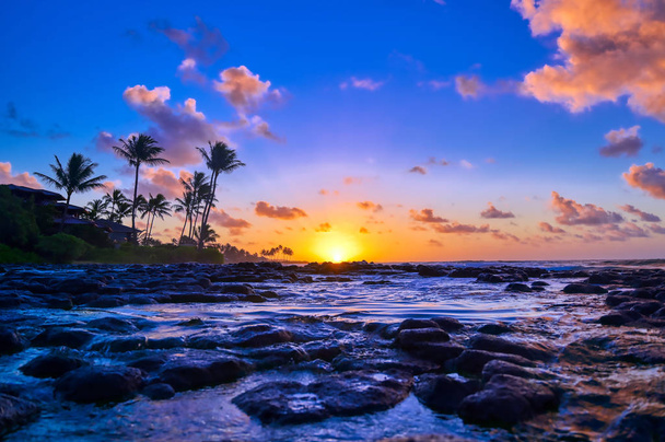 Salida del sol sobre la costa de Kauai, Hawai
, - Foto, Imagen