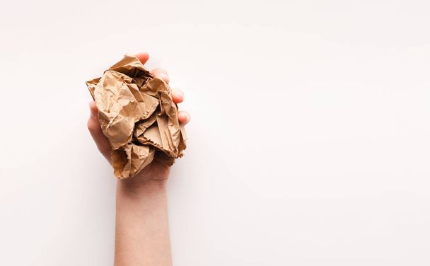 Ruční držení kusu hnědého papíru připravujícího se k recyklaci - Fotografie, Obrázek