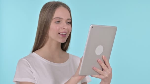 Young Woman using Tablet, Blue Background - Filmagem, Vídeo