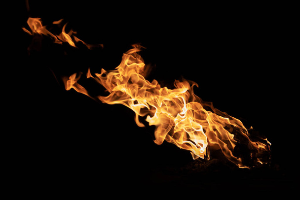 Sötét elszigetelt háttér tűzláng - Fotó, kép