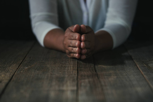 betende Frau in der Hoffnung auf Besserung. Gott um Glück bitten - Foto, Bild